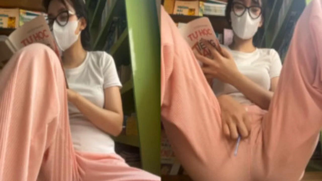 Ảnh xem trước video Em gái vừa đọc sách vừa nhét sextoy vào lồn